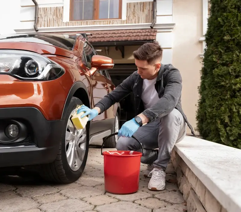 Lavage auto à domicile Autrêches : professionnel intervenant sur un véhicule